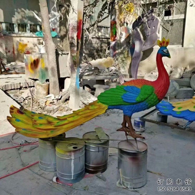 彩绘孔雀雕塑选用，多彩艺术，仿真孔雀雕塑展品 