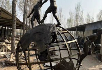 地球仪雕塑制作，美陈雕塑，地球仪人物雕塑制造厂家