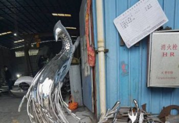 孔雀雕塑展品，花园小品，镜面铁艺孔雀雕塑优选
