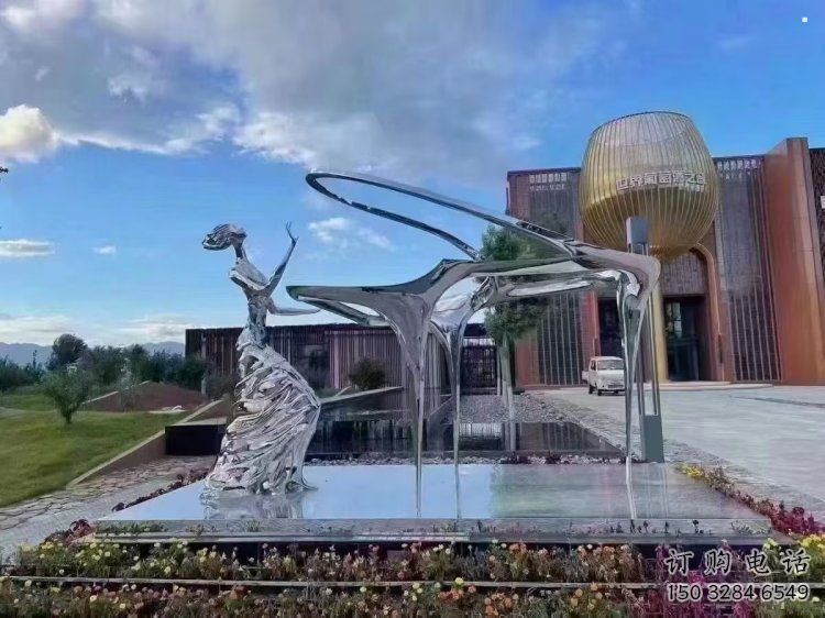 抽象钢琴雕塑