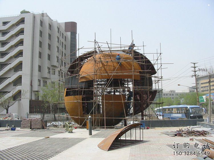 镂空球雕塑精选，彩钢制作，异形镂空球雕塑工厂