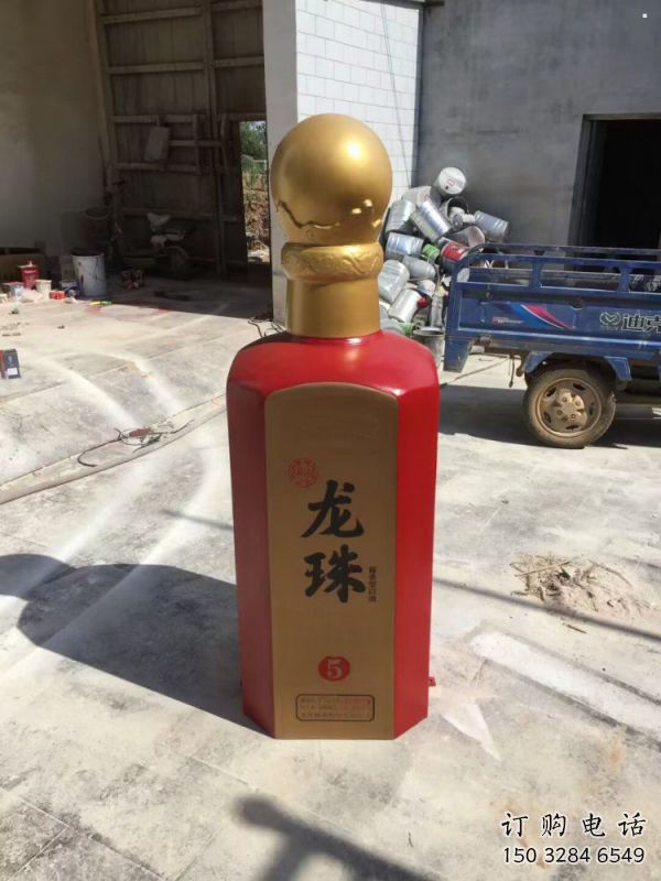 街道酒瓶雕塑,锻造景观雕塑,彩绘效果 街道酒瓶雕塑,锻造景观雕塑,彩绘效果