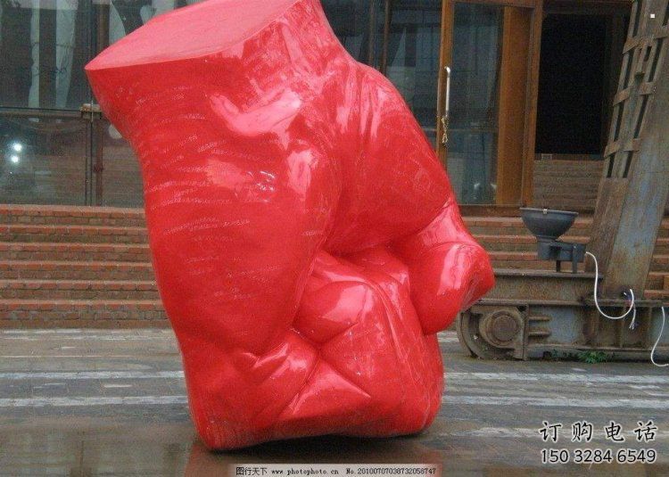 步行街拳头雕塑