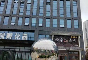 镜面球雕塑制造，城区小品，不锈钢球雕塑厂家提供