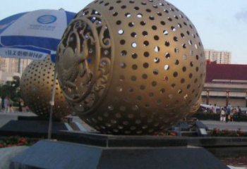 镂空球雕塑点击，圆雕体系，烤漆镂空球雕塑标准