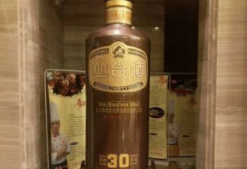 金属酒瓶雕塑通用，城市雕塑，彩色玻璃钢酒瓶雕塑指用