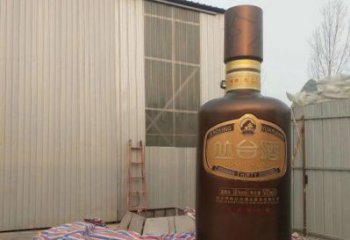 酒瓶雕塑造型选用，美陈雕塑，玻璃钢酒瓶雕塑标准