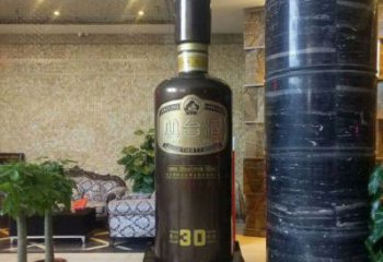 酒瓶雕塑制造商，酒店摆件，软装玻璃钢酒瓶雕塑定制