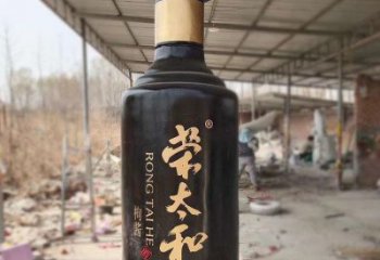 户外酒瓶雕塑通用，陆地摆件，玻璃钢酒瓶雕塑优选