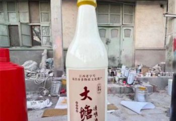 酒瓶雕塑定做，小区摆件，玻璃钢酒瓶雕塑制作