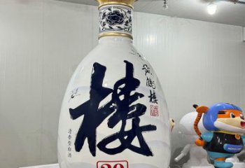 洋酒瓶雕塑承接，景观雕塑，玻璃钢洋酒瓶雕塑定制