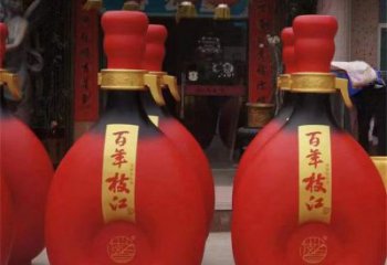 洋酒瓶雕塑点击，地标摆件，玻璃钢洋酒瓶雕塑承接