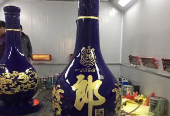洋酒瓶雕塑选用，多彩艺术，玻璃钢洋酒瓶雕塑展品