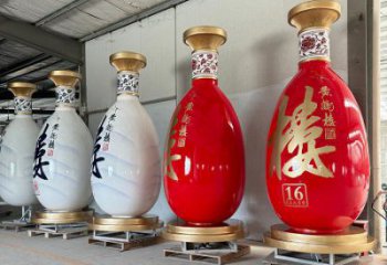 洋酒瓶雕塑预定，小区摆件，玻璃钢洋酒瓶雕塑厂家