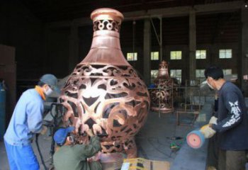 铜花瓶雕塑制作优选，户外雕塑，软装铜花瓶雕塑厂家