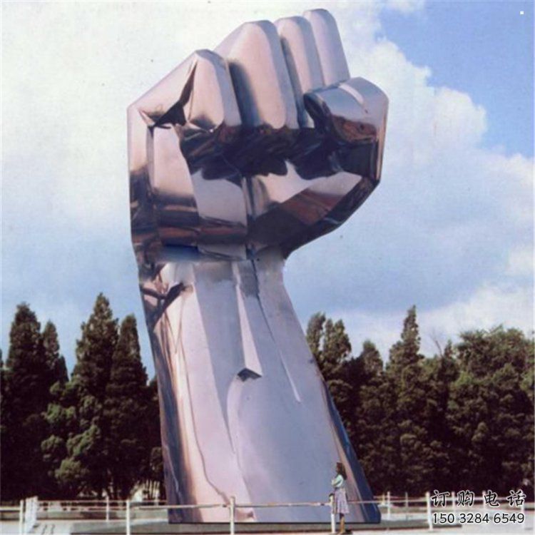 镜面拳头雕塑
