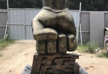 草地拳头雕塑