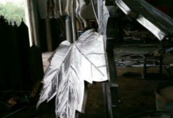 枫叶雕塑供应，花园小品，不锈钢仿真枫叶雕塑厂家