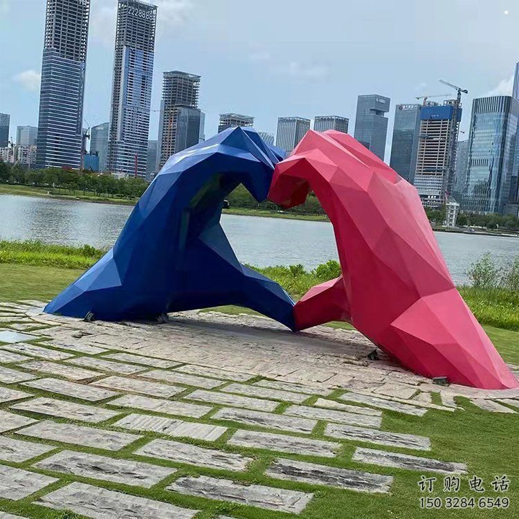 步行街爱心雕塑