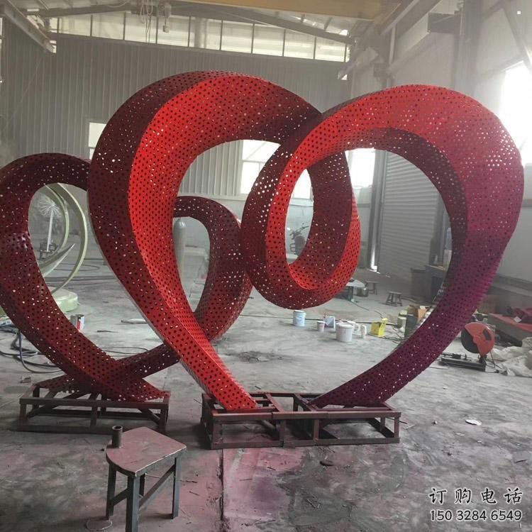 草地双心雕塑 草地双心雕塑