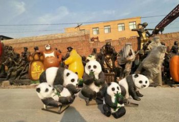 金属熊猫雕塑制作，陆地摆件，仿真熊猫雕塑制造商