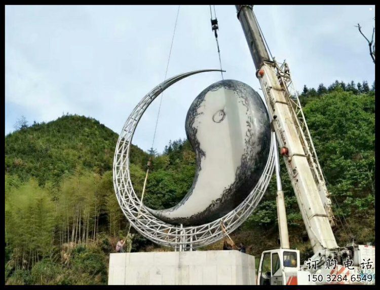 大型月亮雕塑，镀铜景观雕塑，镜面工艺