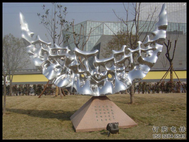 操场月亮船雕塑，镂空景观雕塑，喷砂制造