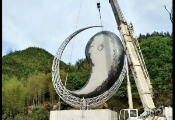 大型月亮雕塑，镀铜景观雕塑，镜面工艺