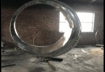 大门口月牙雕塑