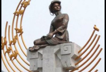 室内月牙雕塑