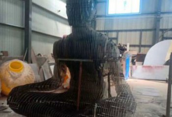 现代镂空人物雕塑优选，圆雕体系，铁艺坐式人物雕塑选定