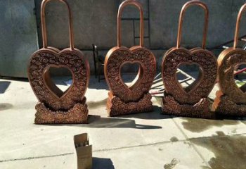 桌摆铜锁子雕塑精品，景观雕塑，铜锁子雕塑生产商