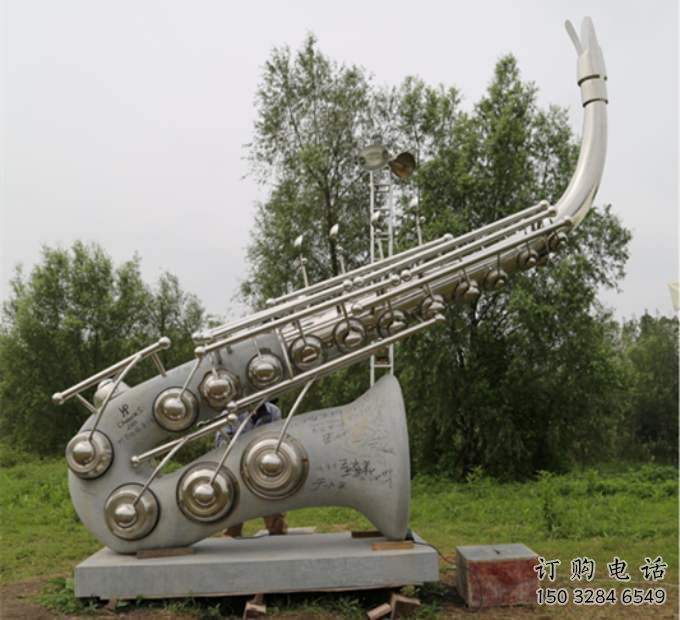 崇左街头萨克斯雕塑