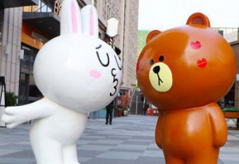 九江步行街布朗熊雕塑，玻璃钢动物雕塑，卡通方式